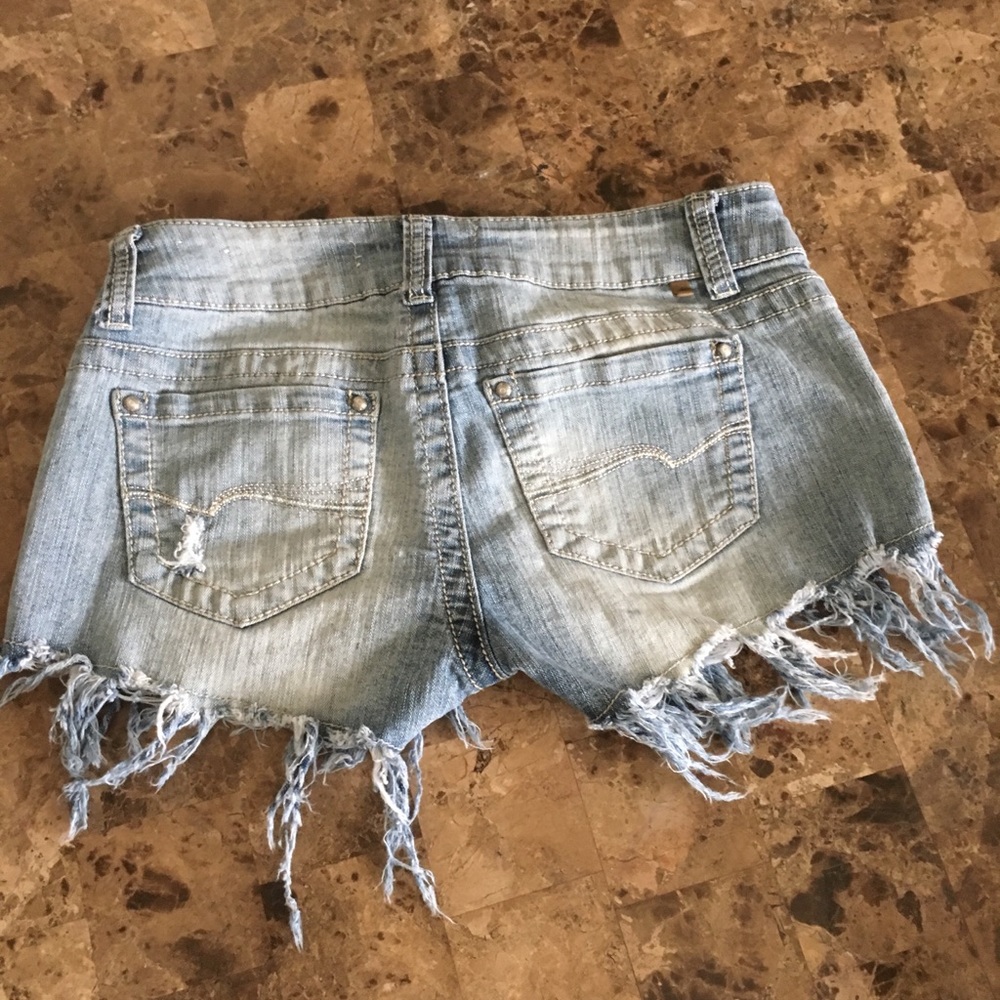 Short shorts - Picture 3 of 4
